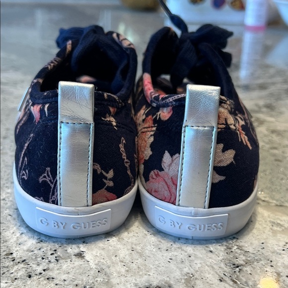 NWOB GUESS Women's Navy and Pink Floral Sneakers - Picture 4 of 10